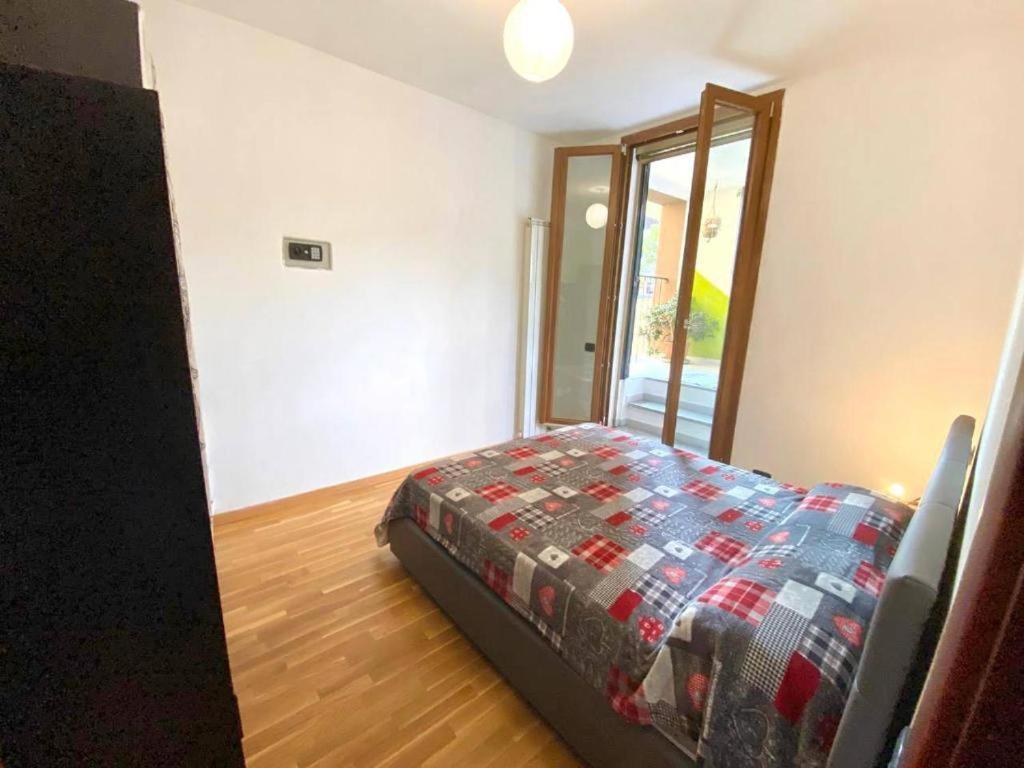 Conte Rosso House Con Terrazza In Coorte Tranquilla A Due Passi Da Stazione E Metropolitana Lambrate Apartment Mailand