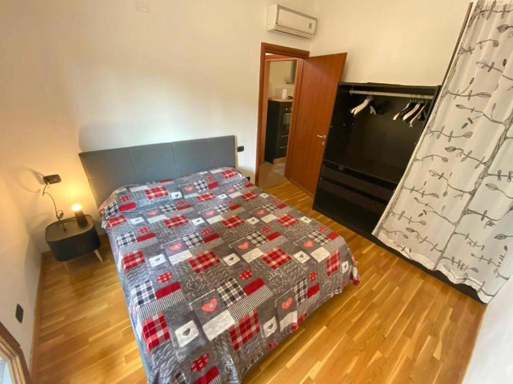 Conte Rosso House Con Terrazza In Coorte Tranquilla A Due Passi Da Stazione E Metropolitana Lambrate *