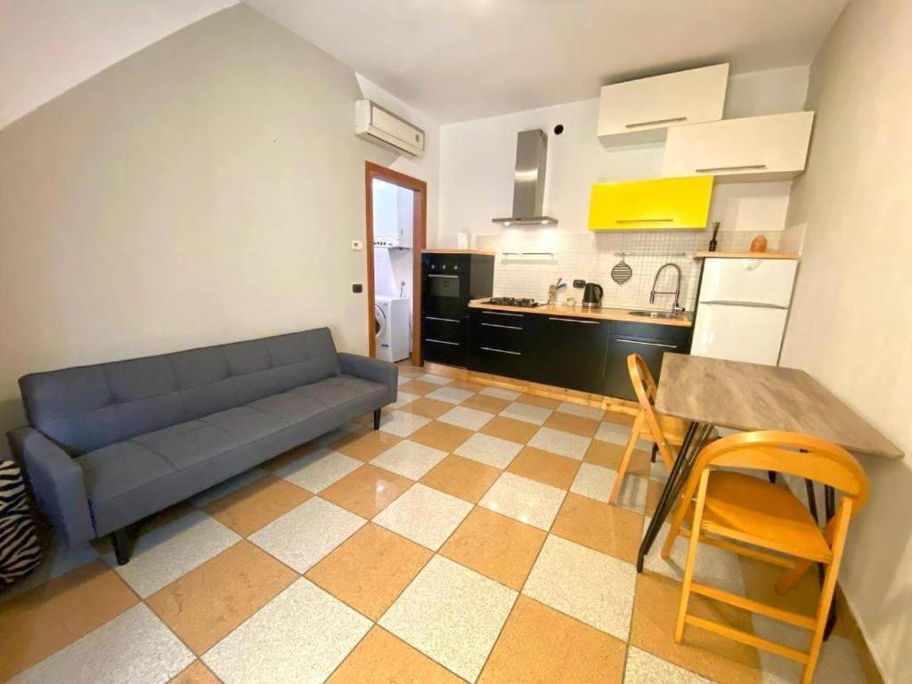 Conte Rosso House Con Terrazza In Coorte Tranquilla A Due Passi Da Stazione E Metropolitana Lambrate Mailand