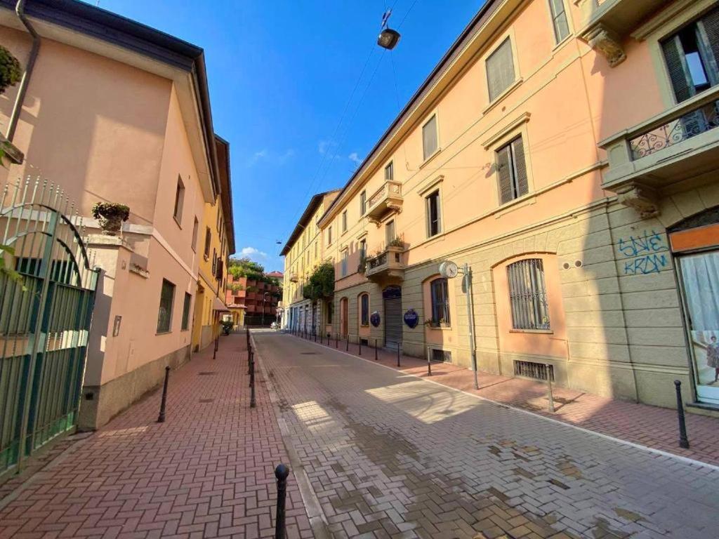 Conte Rosso House Con Terrazza In Coorte Tranquilla A Due Passi Da Stazione E Metropolitana Lambrate